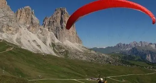 Si schianta col parapendio e muore