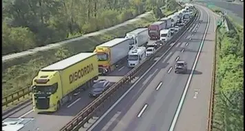 A22, una lunga colonna di auto e camion da San Michele a Bolzano