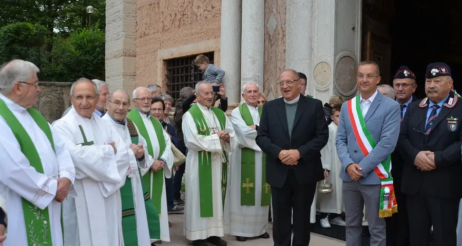 Civezzano accoglie il nuovo parroco tra due ali di folla in festa