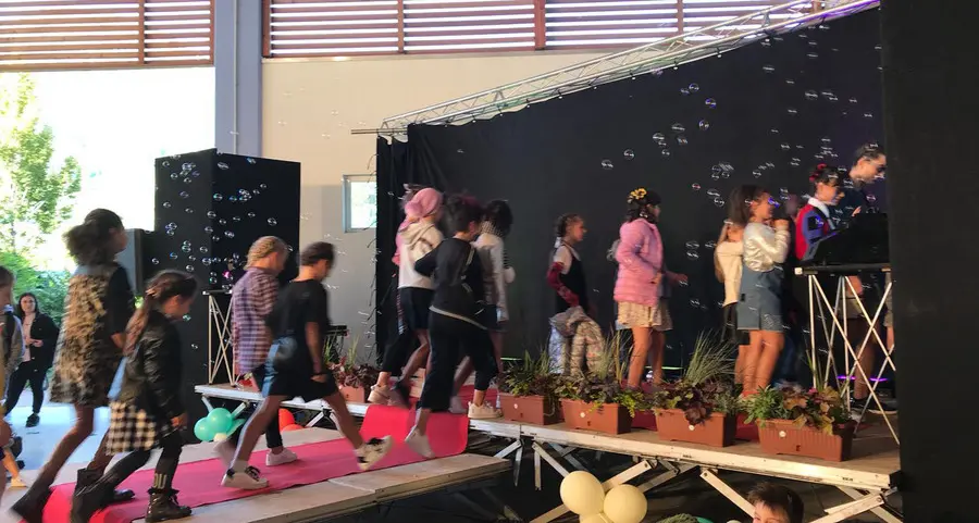 Studenti a scuola di artigianato