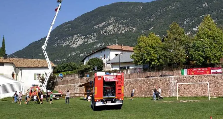 Sessanta bambini si esercitano a fare i pompieri