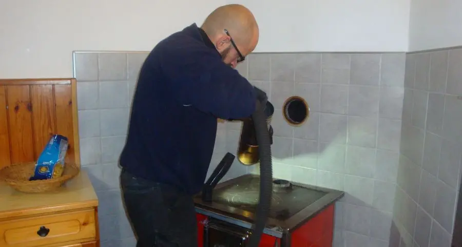 Arriva l’inverno, sui tetti in azione gli spazzacamini
