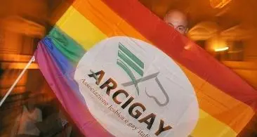 Mezzolombardo, coppia gay inseguita da un furgone e insultata