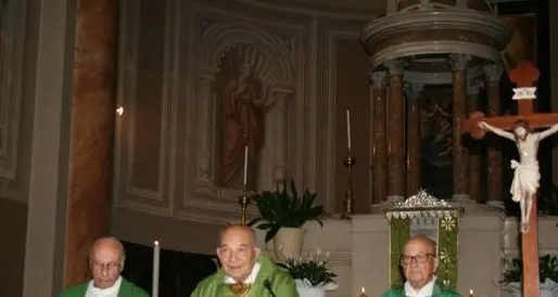 L’abbraccio caloroso dei fedeli di Terlago a don Tullio Paris