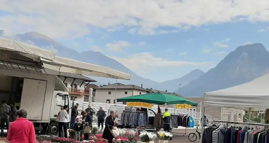 Sette bancarelle nel nuovo piazzale a Castelnuovo