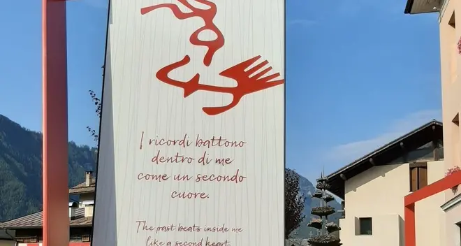 Luci, cuori, totem e cataste per attirare i visitatori