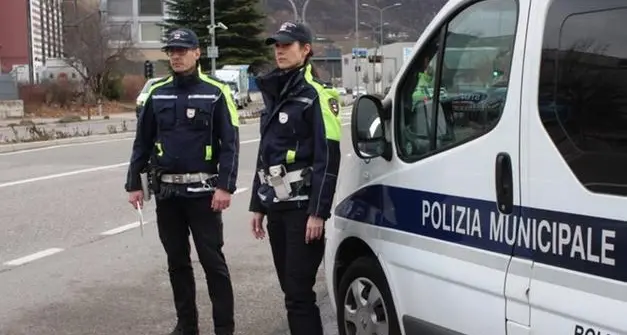 Bolzano, ciclista investita, scatta il divieto per i mezzi pesanti