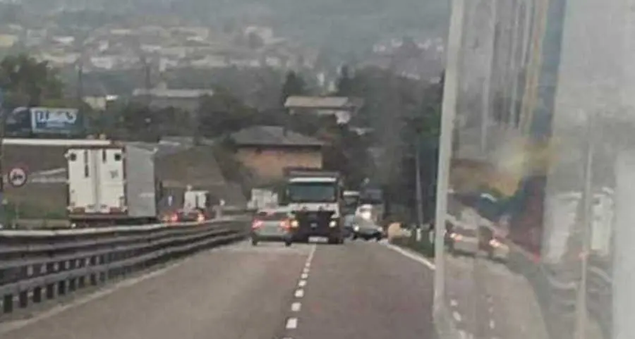Camionista blocca Golf contromano sulla Statale al Ciré