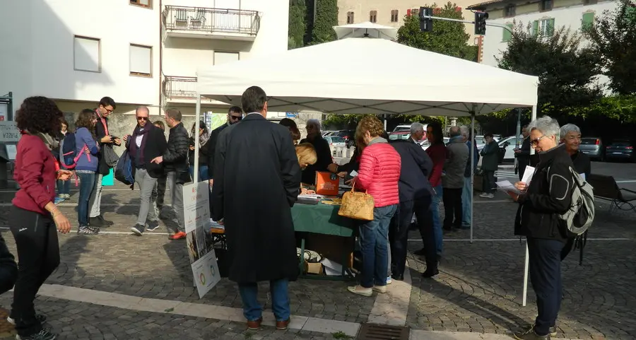 Folla nei rioni di Calavino