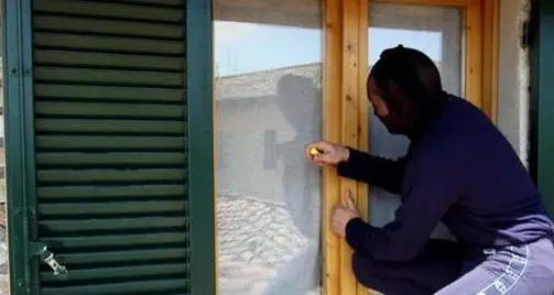 Va contro il guard rail e distrugge l’auto
