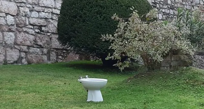 Un wc davanti al Buonconsiglio