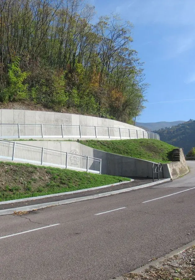 Nuovo marciapiede in cemento per Serso