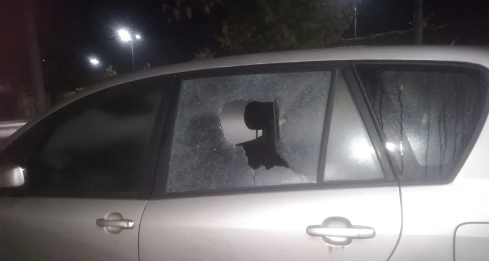 Trento, macchine con finestrini rotti e gomme bucate nei parcheggi di via Fersina
