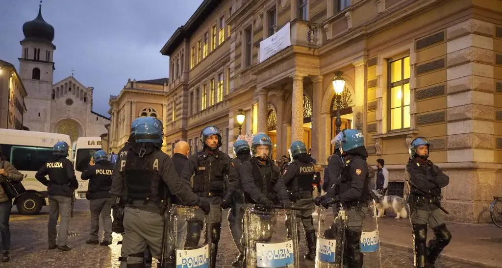 Trento, conferenza di Biloslavo a Sociologia, alta tensione e proteste