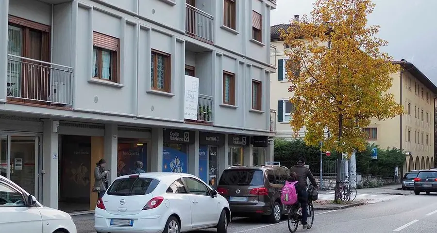 Coltello puntato al volto ragazza rapinata in via Perini
