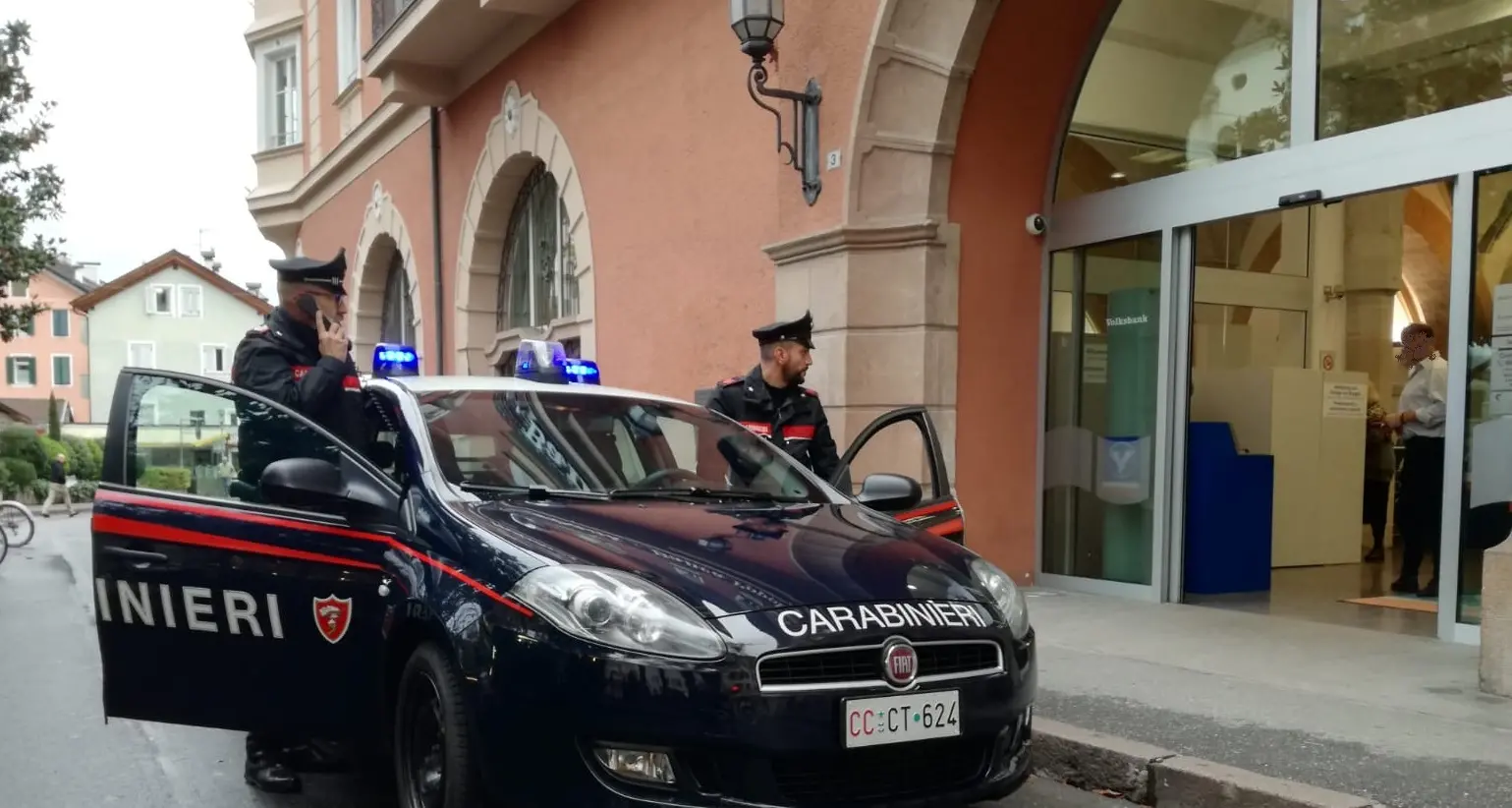 Rapina un anziano al bancomat, arrestato a Merano