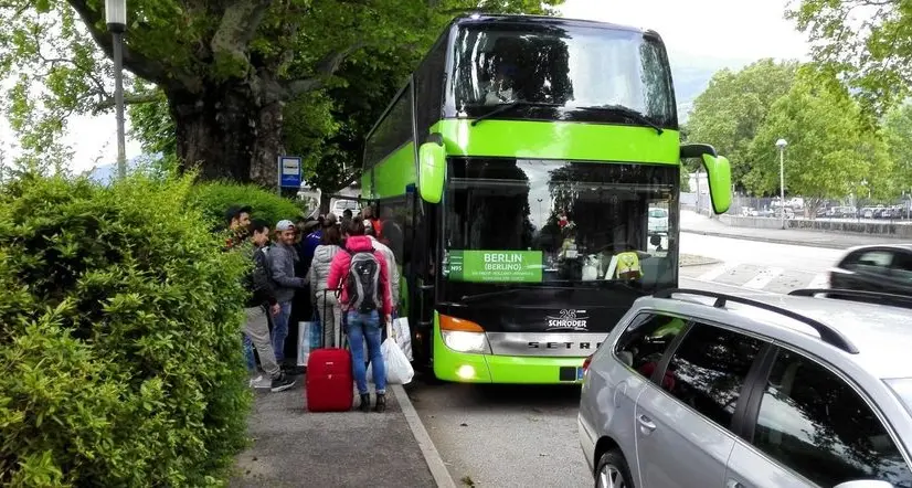 Via le aiuole spartitraffico e più spazio per Flixbus