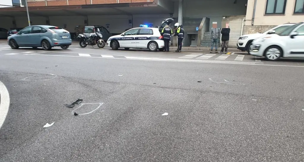 Bolzano, ventunenne investita da un furgone: è grave