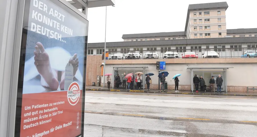 Bolzano, rivolta degli ospedalieri: «Quel poster ci insulta»