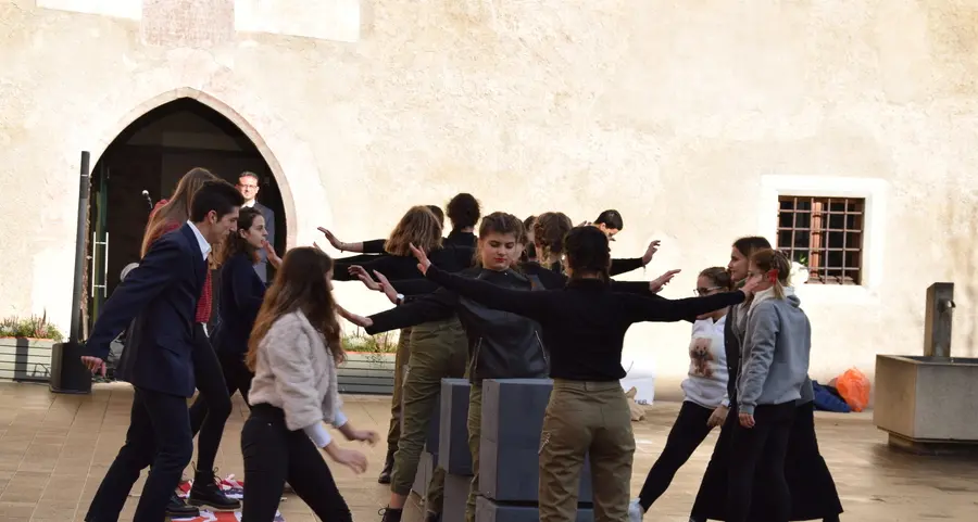 Performance dei liceali sui muri contro la libertà