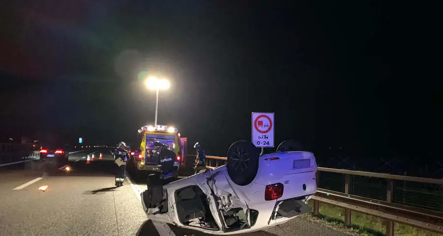 Scontro in autostrada e la macchina finisce con le ruote all’aria