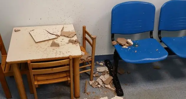 Trento, il controsoffitto della guardia medica crolla sul tavolino dei bimbi