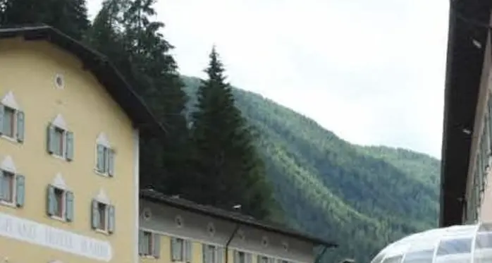 A Fonti marciapiede, luci e piazza tra chiesa e terme