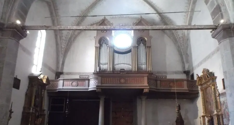 Organo della chiesa in cura per tarli e nuove cordature