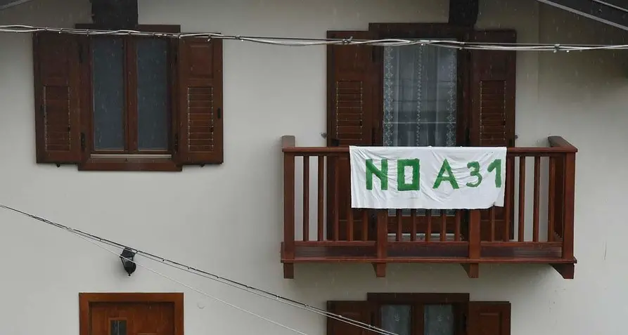 La «lenzuolata» di Terragnolo contro la A31