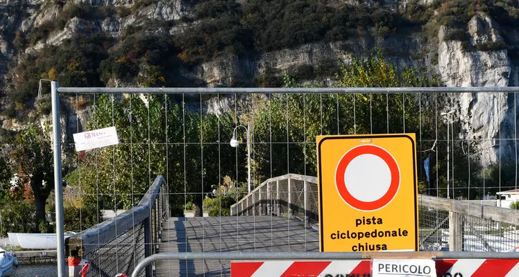 Brione, il pericolo di morte non ferma biker e pedoni