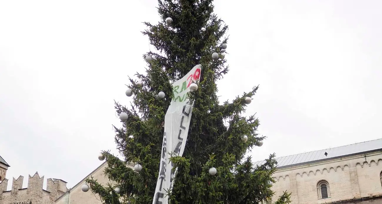 Trento, lo striscione Fridays For Future sull'albero di Natale \"Tra vent'anni scierete sull'acqua\"