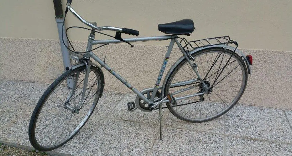 Trento, ciclista 85enne cade e perde conoscenza, ma la bici scompare