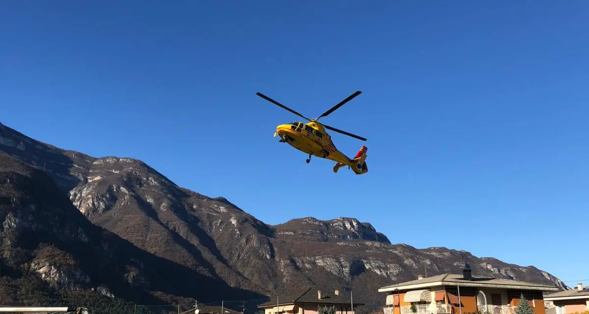 Scivola lungo un canalone di neve ghiacciata, trasportato al Santa Chiara in gravi condizioni