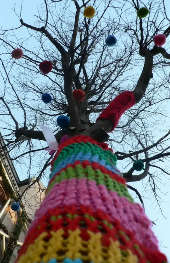 A Croviana fino alla Befana 45 alberi vestiti di lana colorata