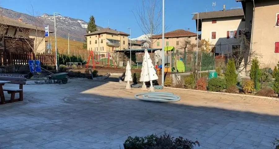 A Sanzenone ora la piazza comunica con il parco giochi