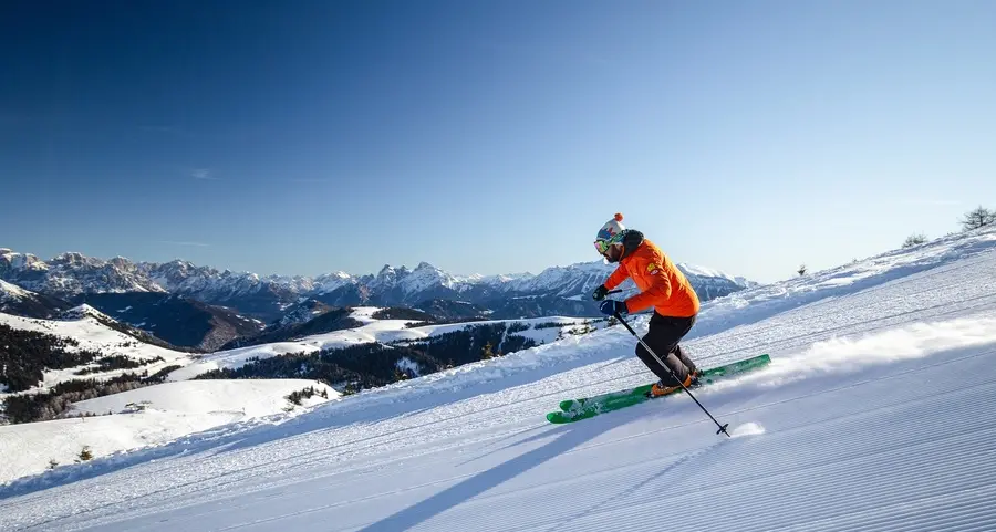 Giù sci ai piedi lungo le piste di Passo Brocon