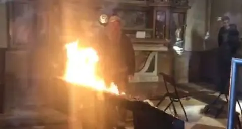 Incendio durante la messa “Fuga” da Santa Maria