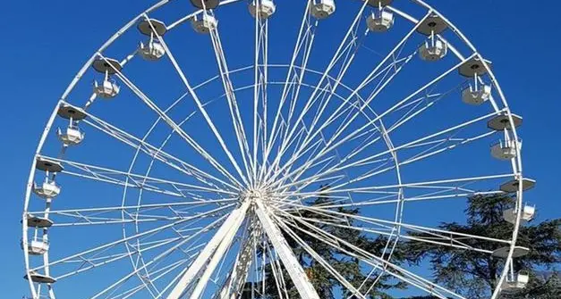 Trento, la ruota panoramica lancia la \"caccia agli elfi\"
