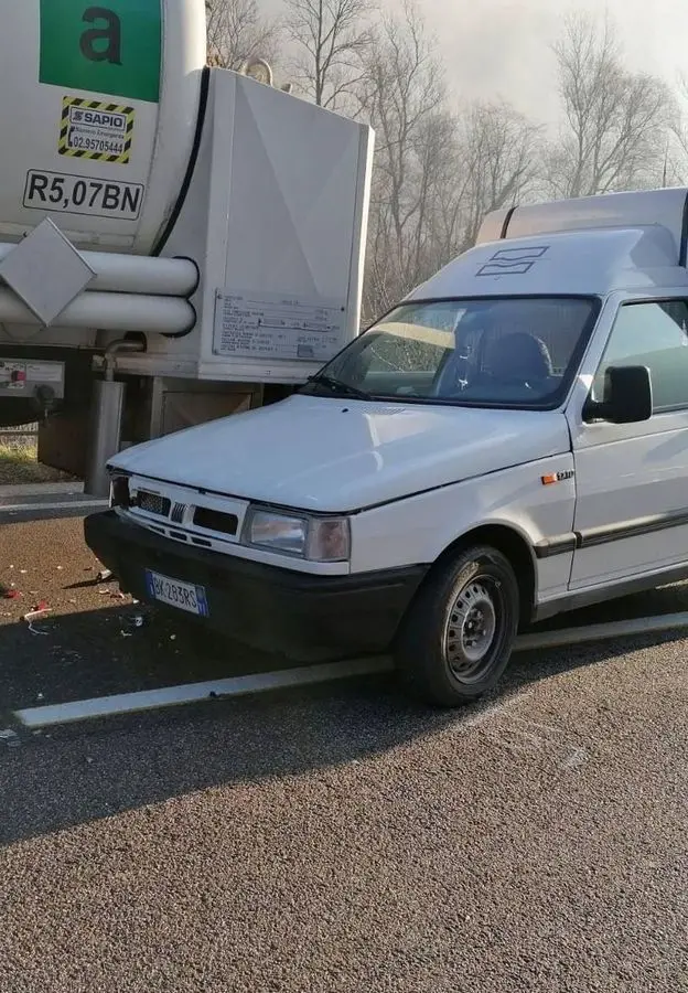 Auto schiacciata tra due camion sulla SS47 a Tezze