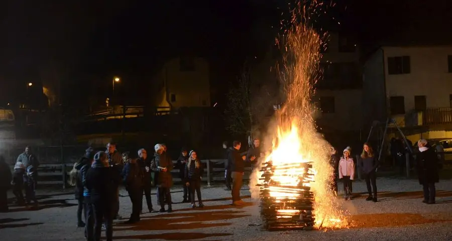 Molto partecipato il rito del falò acceso per la santa patrona