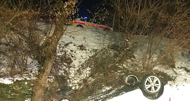 Bocenago, auto vola fuori strada, ventenne salva