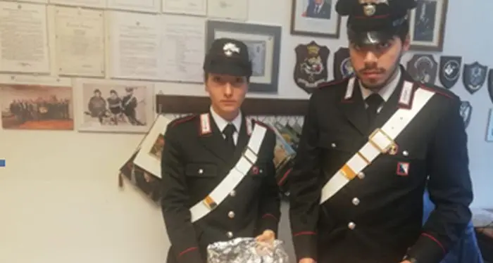 Offre droga a due giovani appena usciti da un locale: ma erano carabinieri