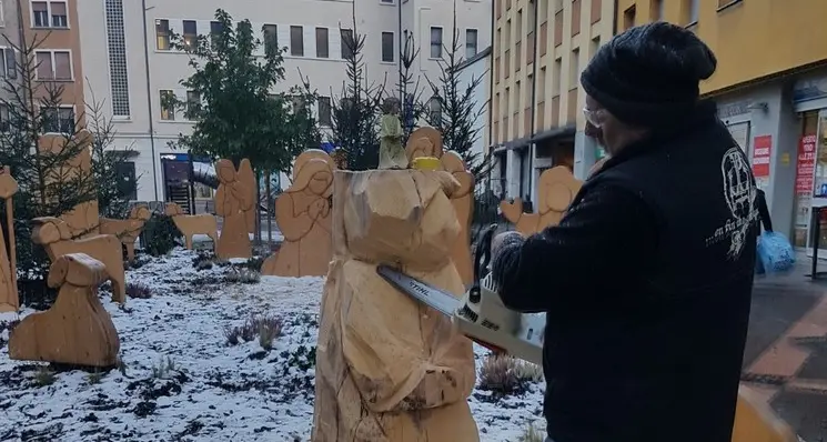Un angelo dall’albero tagliato in piazza Lodron