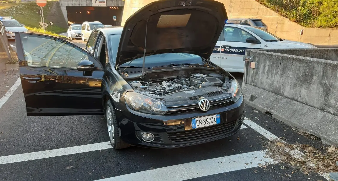 Bolzano, cerca di spegnere l'auto in fiamme con la giacca. \"Salvato\" dai vigili