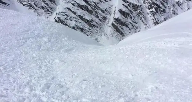 Passo di Valparola, valanga sulla strada, investite alcune auto di passaggio: tutti illesi