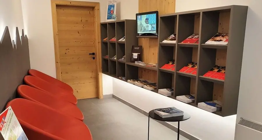 Alba, legno e design lineare per il nuovo ufficio turistico