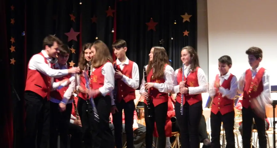 Il coro degli alunni canta per Natale insieme alla banda