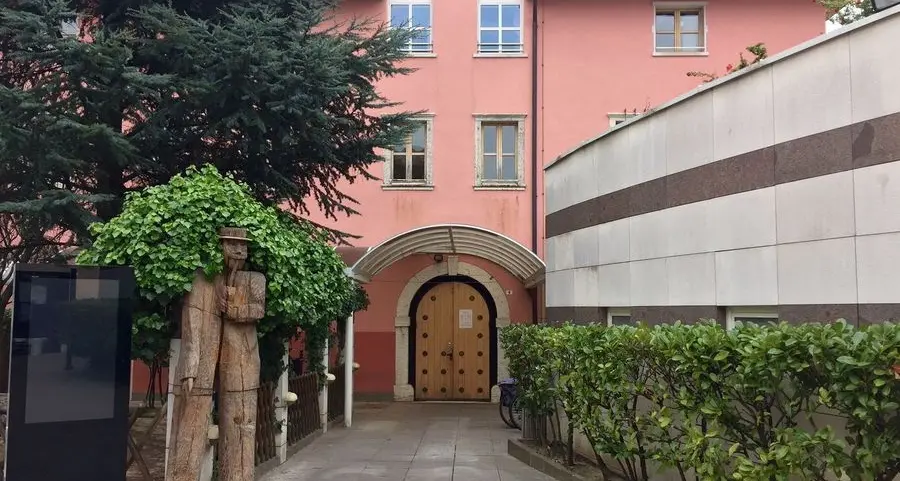 Baby gang prende a sassate gli artisti