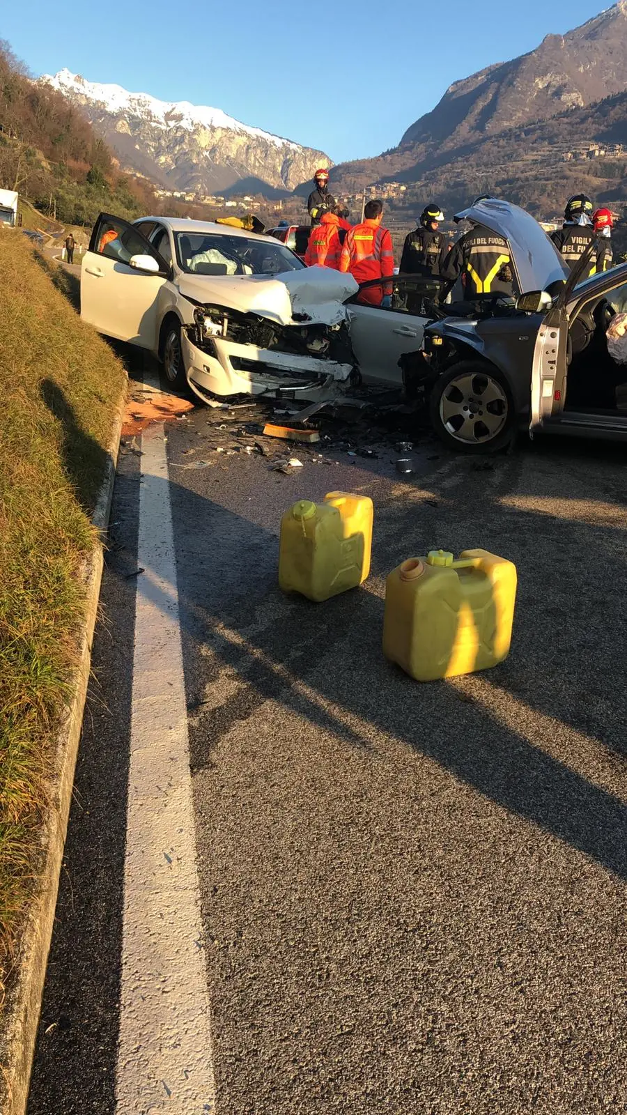 Incidente frontale a Tenno, i vigili intervengono con le pinze idrauliche