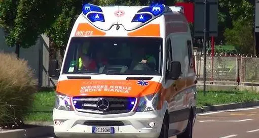 Bressanone, soccorritori della Croce Bianca aggrediti da un paziente in ambulanza